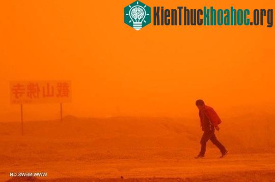 Trung Quốc: Thành phố đỏ ối khi bão cát kinh hoàng tấn công