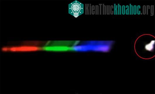 Bức ảnh về quang phổ từ đám mây tới sét đánh chạm mặt đất, làm khởi phát sét hòn là một chấm trắng nhỏ ở ngoài cùng bên trái.