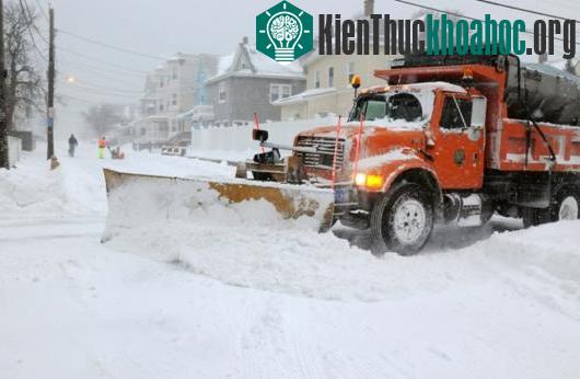 Tuyết phủ kín đường phố tại Winthrop, bang Massachusetts ngày 3/1. (Ảnh: AFP/TTXVN)