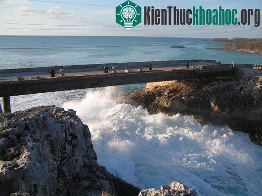 Hai dòng nước đại dương tan vào nhau ở giữa vách đá rộng chỉ hơn 10m. (Ảnh: Marie-Ange Ostré)