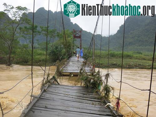 Câu treo xã Hòa Thanh (Minh Hóa) bị sập. (Ảnh: Báo Quảng Bình)