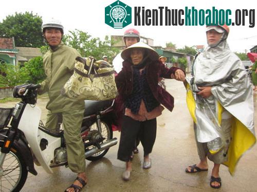 Người dân Hà Tĩnh sơ tán đề phòng nguy hiểm do bão. (Ảnh: Hải Bình)