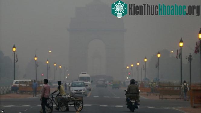 Cảnh bụi bặm mờ mịt ở New Delhi - (Ảnh: BBC)