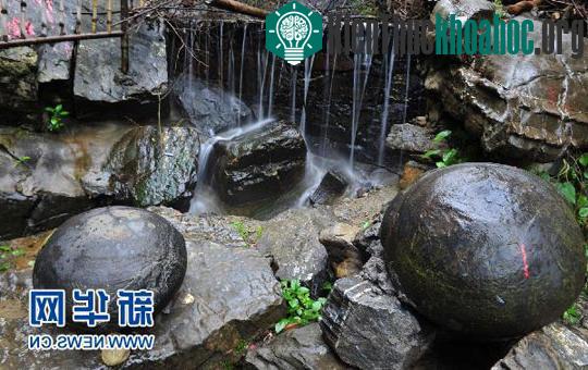 Kỳ lạ đá biết “đẻ trứng” ảnh 1
