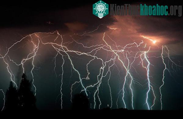 Nhiệt độ, ẩm độ tối đa kèm theo những cơn gió quanh dãy Andes tạo nên những tia sét mãnh liệt - (Ảnh: adventure-journal).