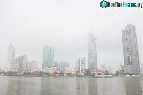 Tòa nhà được cho là biểu tượng của thành phố bị sương mù che phủ. (Ảnh: Sơn Hòa).