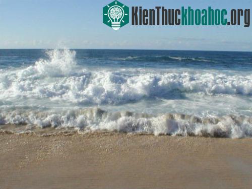 Vì sao biển thường có màu xanh?