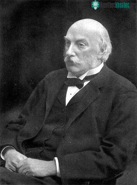 Nhà vật lý học người Anh John William Strutt, 3rd Baron Rayleigh (1842-1919) Người đề xuất phương trình xác định hệ số tán xạ Rayleigh giúp lý giải nguyên nhân bầu trời có màu xanh​