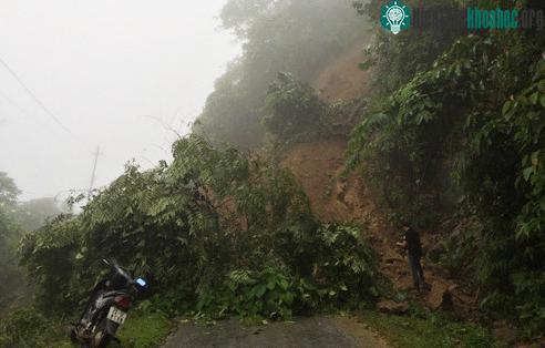 Sạt lở gây tắc đường tại huyện biên giới Quế Phong. (Ảnh: Lương Đậu).