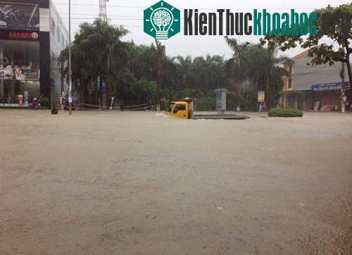 Mưa lũ nhấn chìm ô tô (Ảnh Hồng Việt Nguyễn/Otofun)