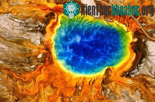 Hồ đa sắc Grand Prismatic Spring tại Công viên Quốc gia Yellowstone, Mỹ. (Ảnh: Corbis)