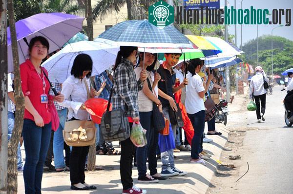 Một triệu thí sinh bắt đầu bước vào kỳ thi "2 trong 1" dưới cái nóng kỷ lục. (Ảnh VTC.)