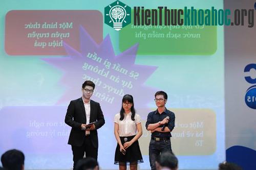 Các đội thi trình bày về ý tưởng thay đổi nhận thức và hành vi sử dụng nước sạch trong cộng đồng.