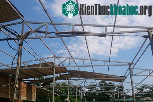 Hàng loạt nhà bị tốc mái sau cơn lốc 20 phút