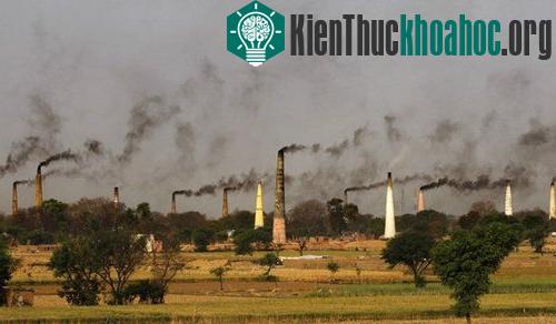 Khói bốc lên từ ống khói của các lò nung gạch ở ngoại ô thành phố. (Ảnh: AP)