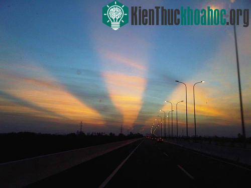 Hoàng hôn khác thường trên cao tốc Long Thành