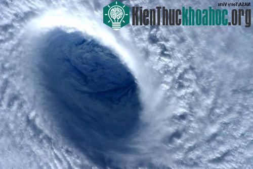 Kinh hoàng hình ảnh siêu bão Maysak