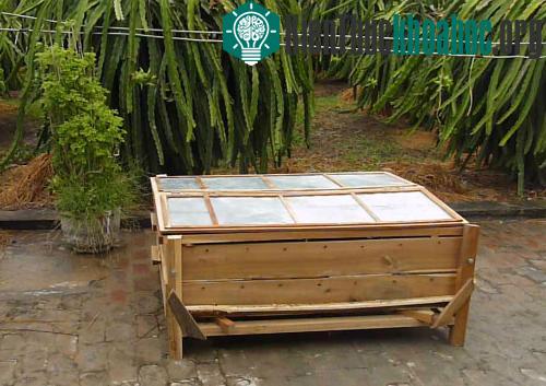 Hệ thống thùng rác sinh học bao gồm 2 khay xếp chồng lên nhau. Kích thước của hệ thống thùng là 1200x 800x 300mm.