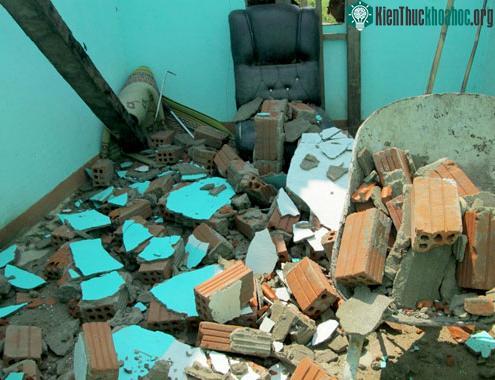 Căn nhà anh Nguyễn Trinh ở thôn Gò Da, xã Sơn Linh tan hoang vì bị tốc mái. "Lúc xảy ra cơn lốc vợ chồng tôi vắng nhà, chiều tối trở về thì thấy nhà cửa tan hoang", chủ nhà buồn bã nói.