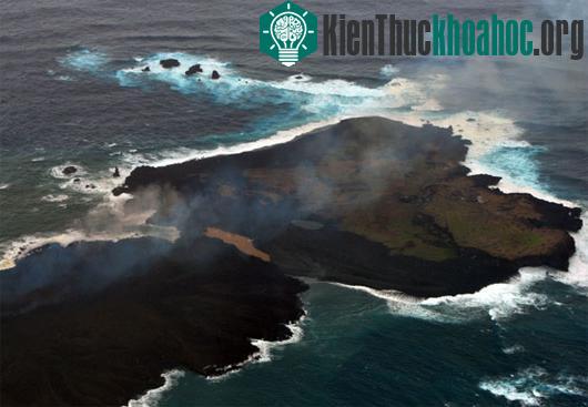 Đảo Niijima (phải) và đảo Nishino-shima (trái) nối liền ở hai điểm vào thời điểm tháng 12 năm ngoái. (Ảnh: AFP)