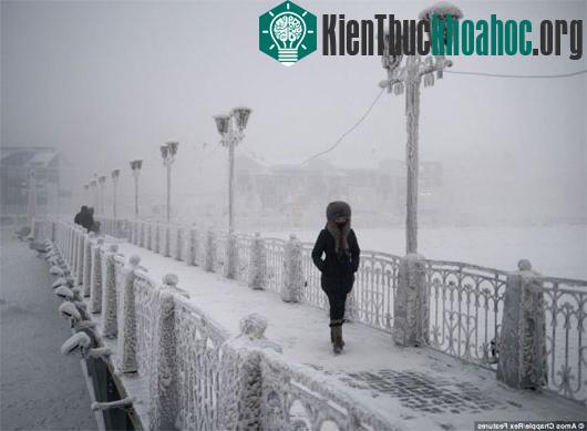 Một phụ nữ đi bộ trong ngôi làng Oymyakon, Nga. (Ảnh: Rex Features)