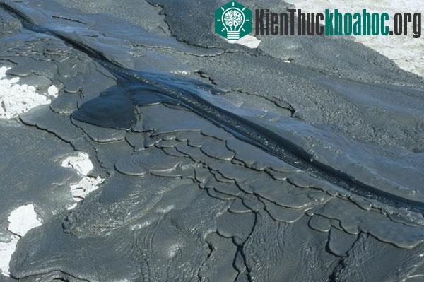 Đa số dãy núi lửa trên trái đất đều sản sinh ra dung nham bazan nhưng Ol Doinyo Lengai lại sinh ra dung nham natrocarbonatite – loại dung nham giàu nyerereite và gregoryite.