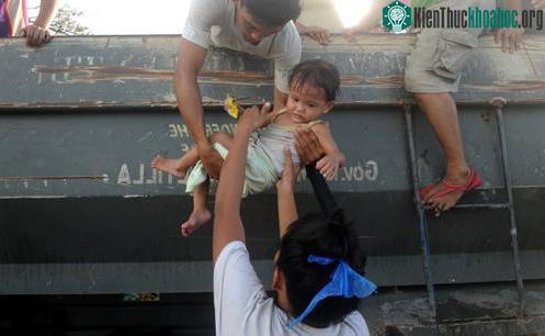 Người dân Tacloban hôm qua đã bắt đầu rời khỏi điểm sơ tán để trở về nhà. Tuy nhiên, tất cả những gì còn sót lại dành cho họ là một khung cảnh tiêu điều, xe cộ bị lật ngửa, các cột điện và cây cối ...