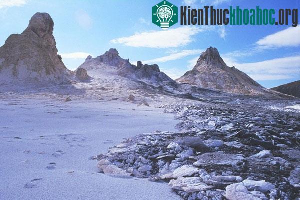 Những chóp nón nhỏ ở miệng núi lửa thường tạo ra những đợt phun trào nhỏ, vô hại, kèm theo lớp dung nham nhỏ li ti bắn ra xung quanh trông khá đẹp mắt...