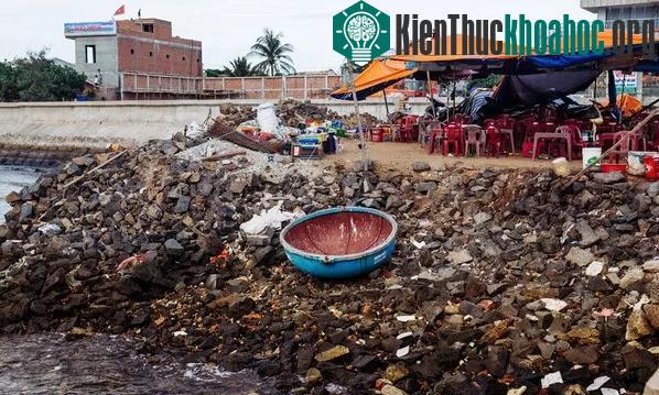 Các bờ đá ngổn ngang rác do khách du lịch vứt xuống.