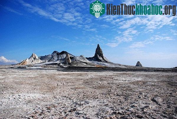 Núi lửa này nằm ở độ cao 2.890m và được người dân bản xứ ví von là “Ngọn núi của Chúa”.