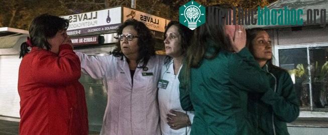Người dân hoảng sợ chạy ra đường phố ở thủ đô Santiago ngày 16/9. (Ảnh: ABC).