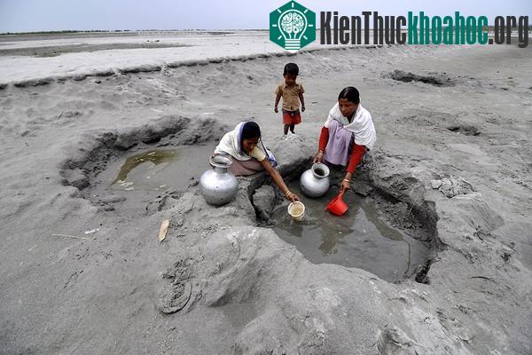 Chùm ảnh kinh hoàng về tình hình cạn kiệt nước sạch trên toàn thế giới