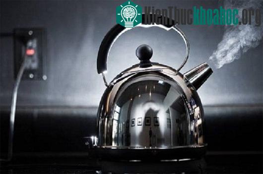 Lưu ý rằng, hãy để nước sôi già trong khoảng thời gian 5 phút, khi đó nhiệt độ sẽ tiêu diệt được nhiều hơn các loại vi khuẩn có trong nước