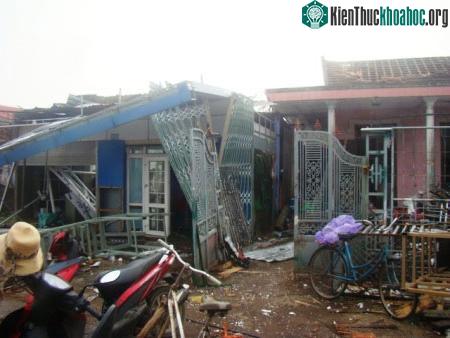 Hàng chục nhà dân cũng bị hư hại nặng