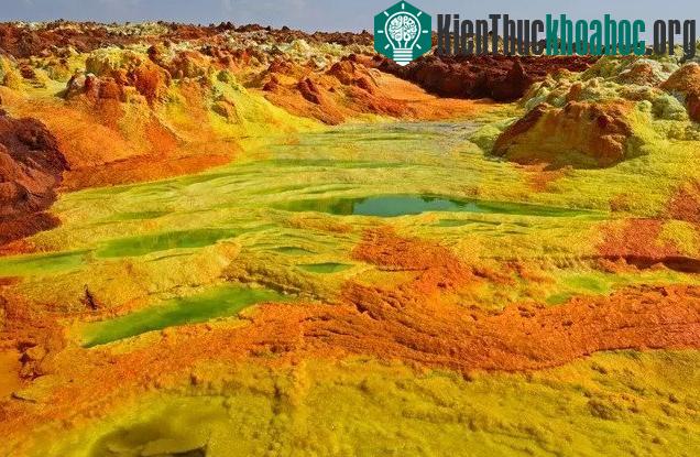 Ít ai biết, vùng đất có màu sắc tươi tắn này lại bốc lên mùi như trứng thối.