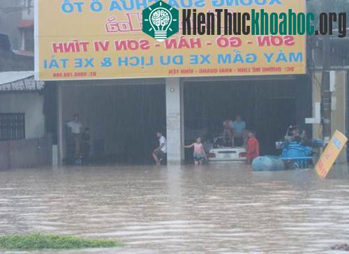Nhiều tuyến phố trên địa bàn TP Vĩnh Yên chìm trong nước (Ảnh báo Xây dựng)