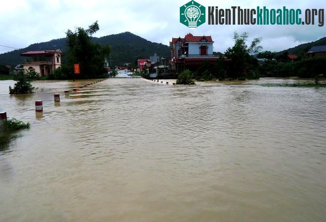 Thành phố Uông Bí ngập lũ do mưa lũ