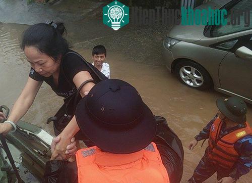 Xe thiết giáp hỗ trợ di chuyển người dân ở vùng ngập sâu đến nơi an toàn. (Ảnh: Giang Chinh.)