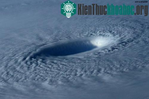 Kinh hoàng hình ảnh siêu bão Maysak