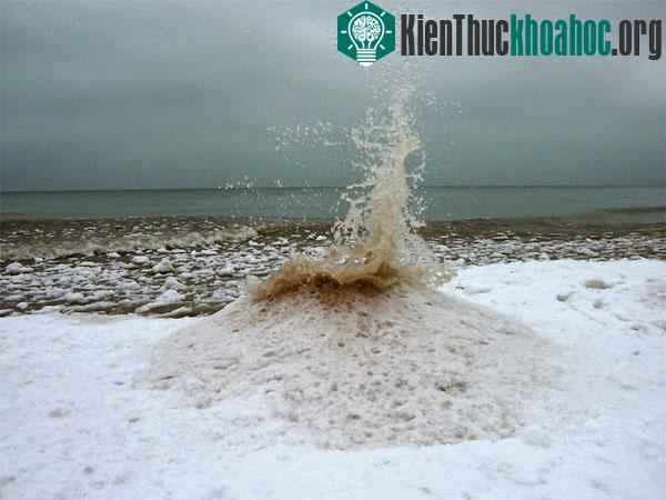Những con sóng từ vùng nước sâu ập mạnh vào tảng băng. Mực nước nông, sức đập của những cơn sóng càng tăng dần, giống như hiện tượng sóng thần. Khi tìm thấy một vết nứt trên băng, tác động này sẽ k...