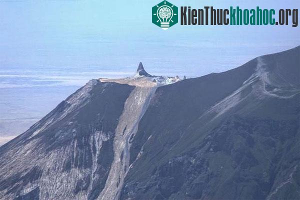 Những tháp đá hình nón được tạo thành bởi dung nham và dòng nham thạch màu xám chảy xuống sườn núi lửa Ol Doniyo Lengai. (Ảnh: Cw Anderson/flickr)