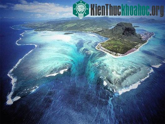 Ảo ảnh “thác nước dưới lòng biển”