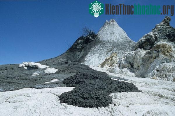 Dưới ánh mặt trời, lớp dung nham này hiển hiện một màu đen thay vì màu đỏ thông thường như các ngọn núi lửa khác.
