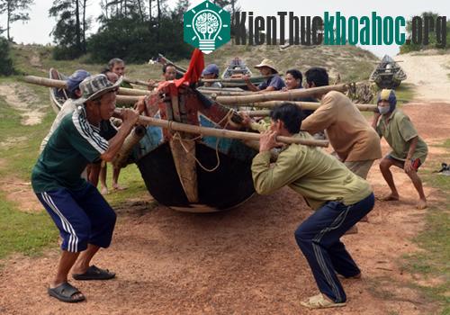 Người dân Quảng Trị đưa tàu thuyền lên bờ tránh bão. (Ảnh: Quang Hà)