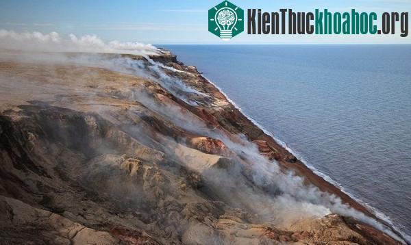 Đội điều tra phát hiện những cột khói dày đặc bốc lên từ các miệng phun trên mặt đất. Các thủy thủ trở về với một mẫu đá cháy âm ỉ. Khi họ đặt mẫu vật lên bàn, nó tạo ra một lỗ thủng trên mặt gỗ. (...