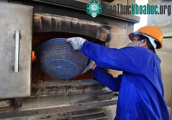 Nhà rác xử lý chất thải rắn linh hoạt được đầu tư trên 30 tỷ đồng nhưng công nhân Nhà máy phải dùng rổ nhựa để đưa rác thải vào lò đốt. (Ảnh: Lao Động).