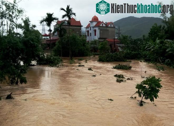 Thành phố Uông Bí ngập lũ do mưa lũ