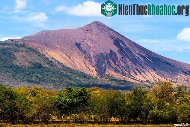 Núi lửa Telica bất ngờ phun ngay sát du khách tham quan