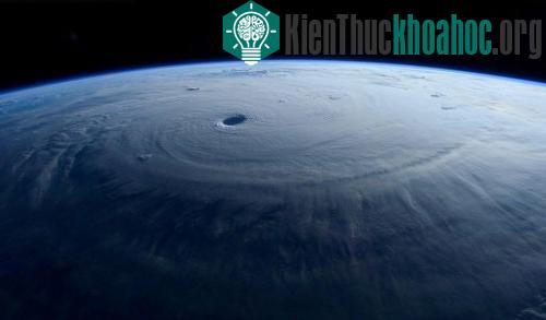 Kinh hoàng hình ảnh siêu bão Maysak