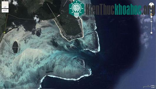 Ảo ảnh này cũng có thể được nhìn thấy trên bản đồ vệ tinh Google Maps
